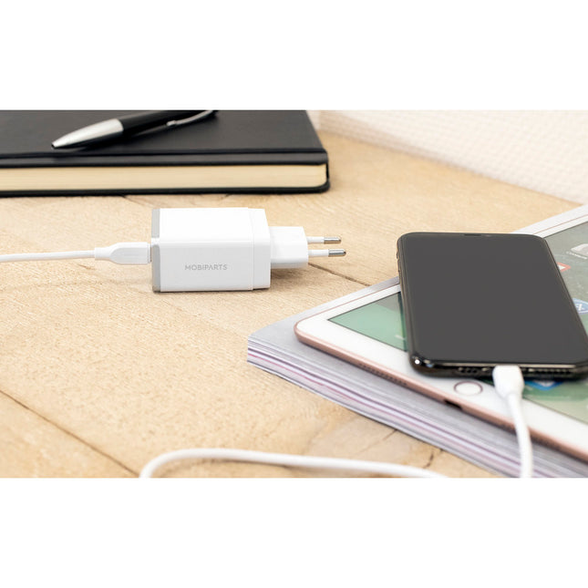Mobiparts USB-C naar USB-C Kabel foto met iPhone en oplader